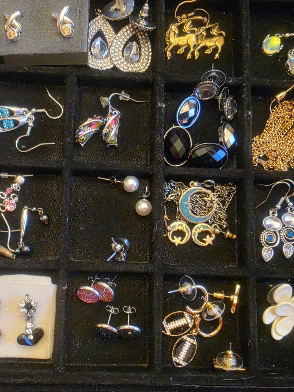 Assorted lot of over 40 pairs of pierced Earrings Variety Styles - Picture 13 of 13